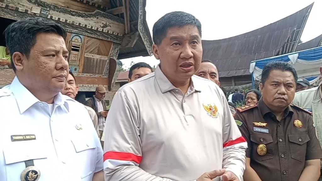 Maruarar Sirait : Berkat Usulan Bupati Samosir Dari 556 Bantuan Bedah Rumah,56 Rumah Adat Batak Akan di Perbaiki