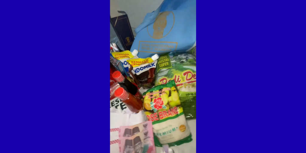 Momen Warga Unboxing Bingkisan dari Open House Prabowo, Ada Sekaleng Biskuit, Tumbler, hingga Sembako