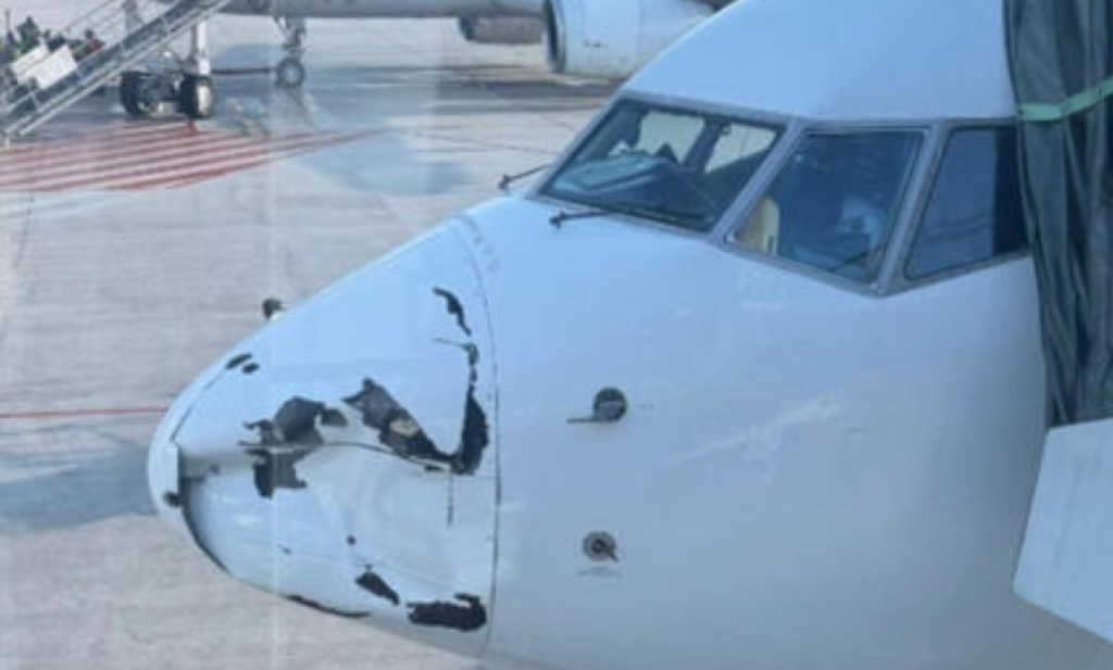 Moncong Pesawat Garuda Penyok Usai Mendarat di Pekanbaru, Diduga Hantam Benda Asing di Udara