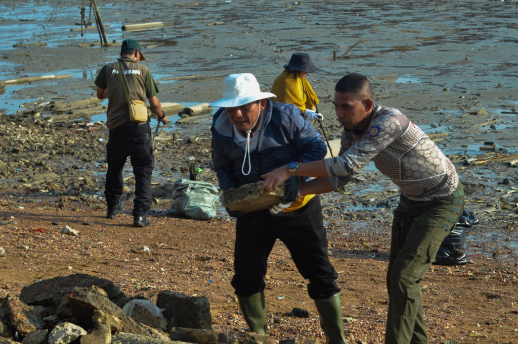 Ngabuburit Sambil Goro, Gubernur Ansar Pimpin Aksi Bersih Laut di Pulau Penyengat