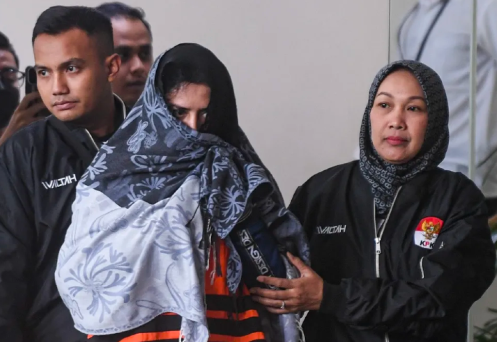 Ngaku Pedangdut yang Tak Paham Hukum, Bupati Fadia Arafiq Tetap Garap Proyek Pemkab