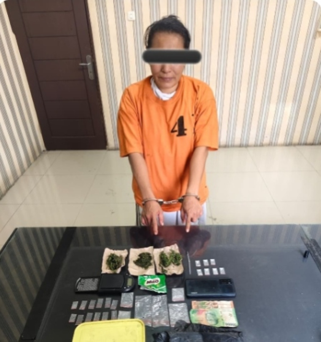 Nyambi Jual Narkoba, Ibu Paruh Baya Ditangkap Polisi,Barbut Sabu 0,40 Gram,Ganja 25,09 Gram