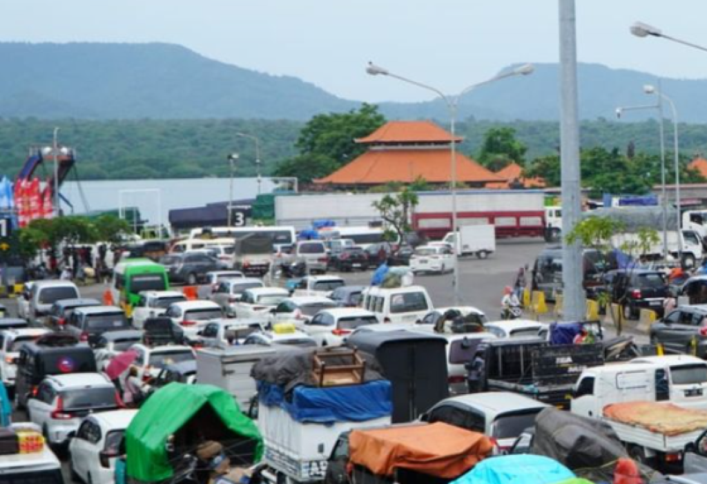 Panas Terik dan Antrean Panjang di Gilimanuk, Sejumlah Pemotor Pingsan Saat Menunggu Kapal
