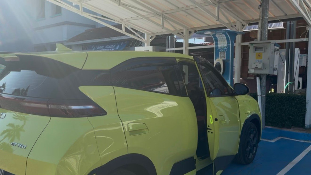 Pengguna EV Apresiasi Kenyamanan SPKLU PLN Cianjur Saat Arus Balik Lebaran