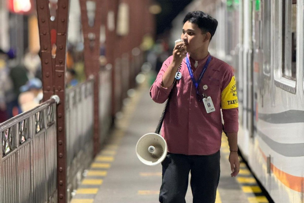 Petugas KAI Services Tetap Siaga Layani Pemudik, Rela Tunda Mudik Demi Tugas