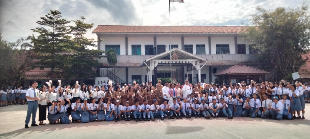 Pimpin Upacara di SMA Negeri 1 Kabanjahe,Hinca Panjaitan:Tingkatkan Semangat Belajar, Hormati Gurumu,Bela Gurumu,Jangan Ada Guru Dikriminalisasi