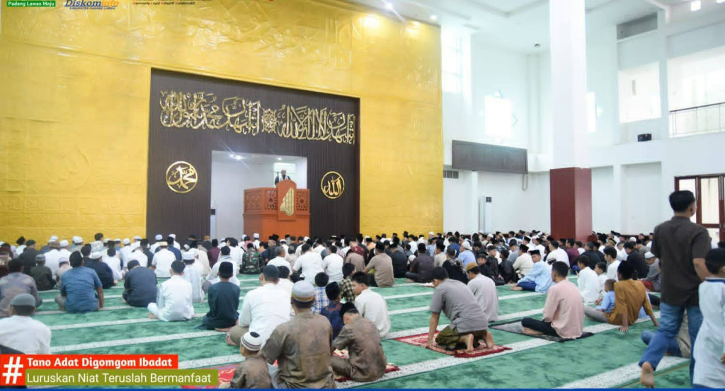 Pj Sekdakab Palas Panguhum Nasution Tunaikan Shalat Idul Fitri di Masjid Agung Al Munawwarah Sibuhuan