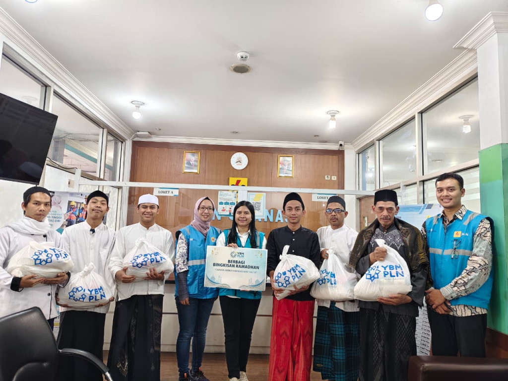 PLN Cianjur Berbagi Kebahagiaan, Salurkan Bingkisan Lebaran untuk Guru Ngaji dan Marbot