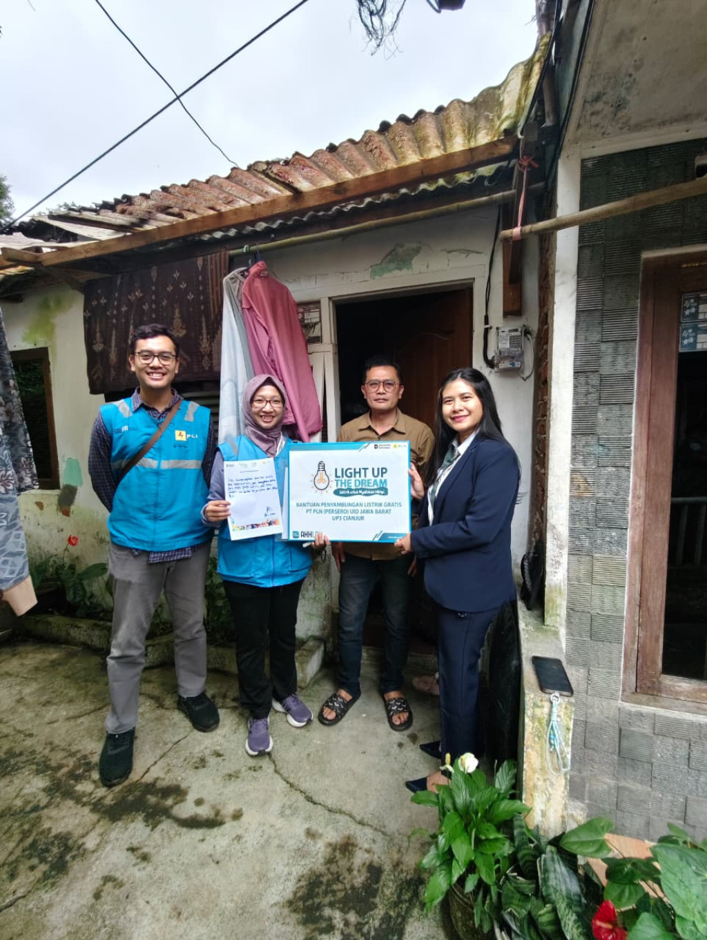 PLN Cianjur Terangi Kehidupan Warga Cipanas Lewat Program Light Up The Dream