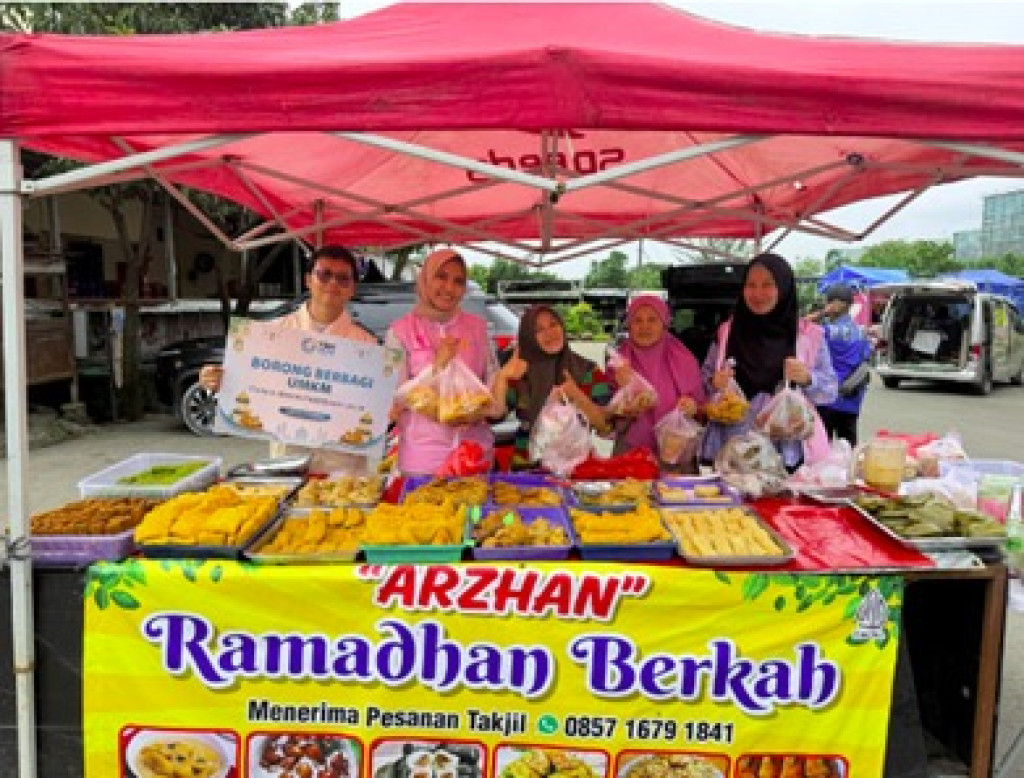 PLN Cikarang Gerakkan Ekonomi UMKM dengan Program Borong Berbagi di Bulan Ramadan