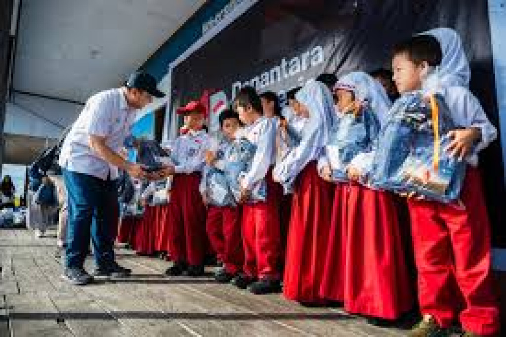 PLN Dukung Pendidikan Anak Indonesia dengan Penyerahan 5.000 Paket Perlengkapan Sekolah