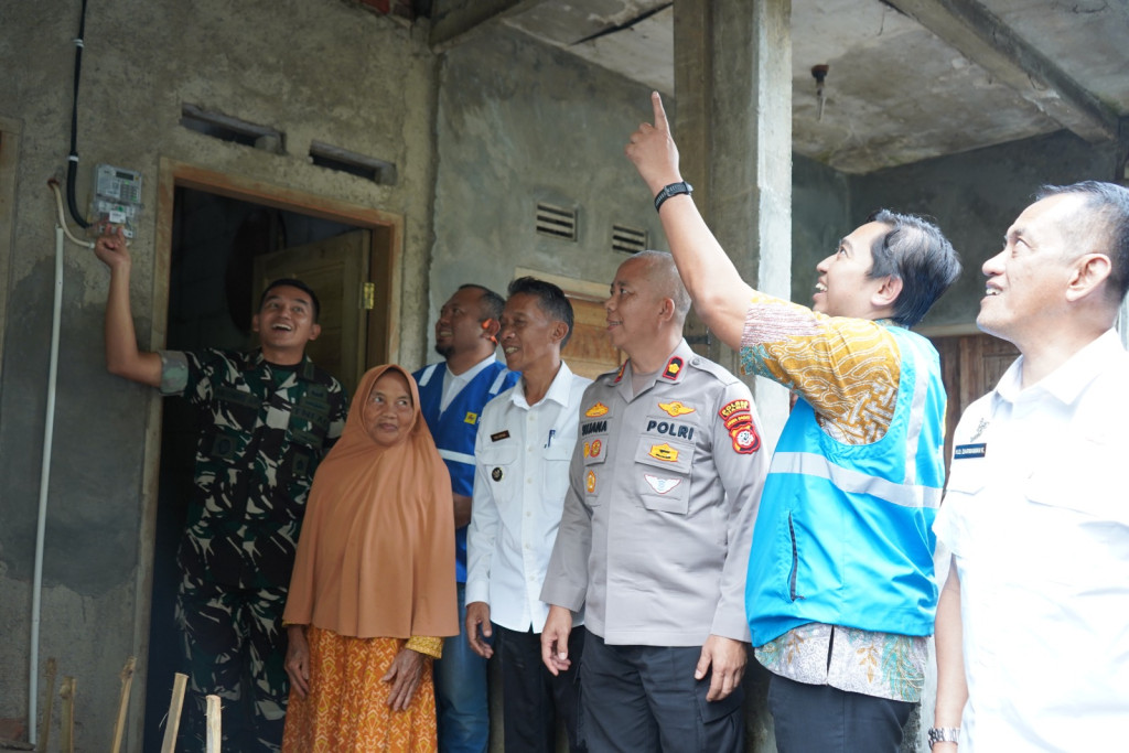 PLN Indramayu Terangi Ramadan Abdul Taufik Bahmid dengan Sambungan Listrik Gratis