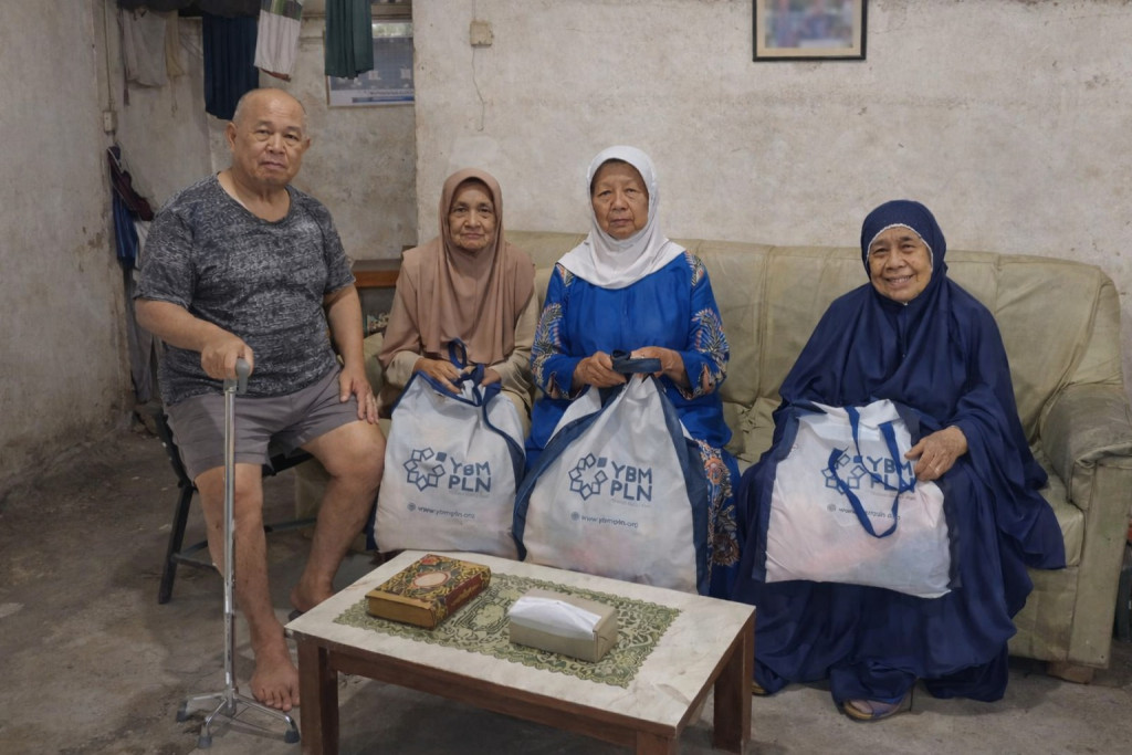 PLN Tasikmalaya Bagikan Sembako di Bulan Ramadhan, Tebar Kebahagiaan untuk Masyarakat