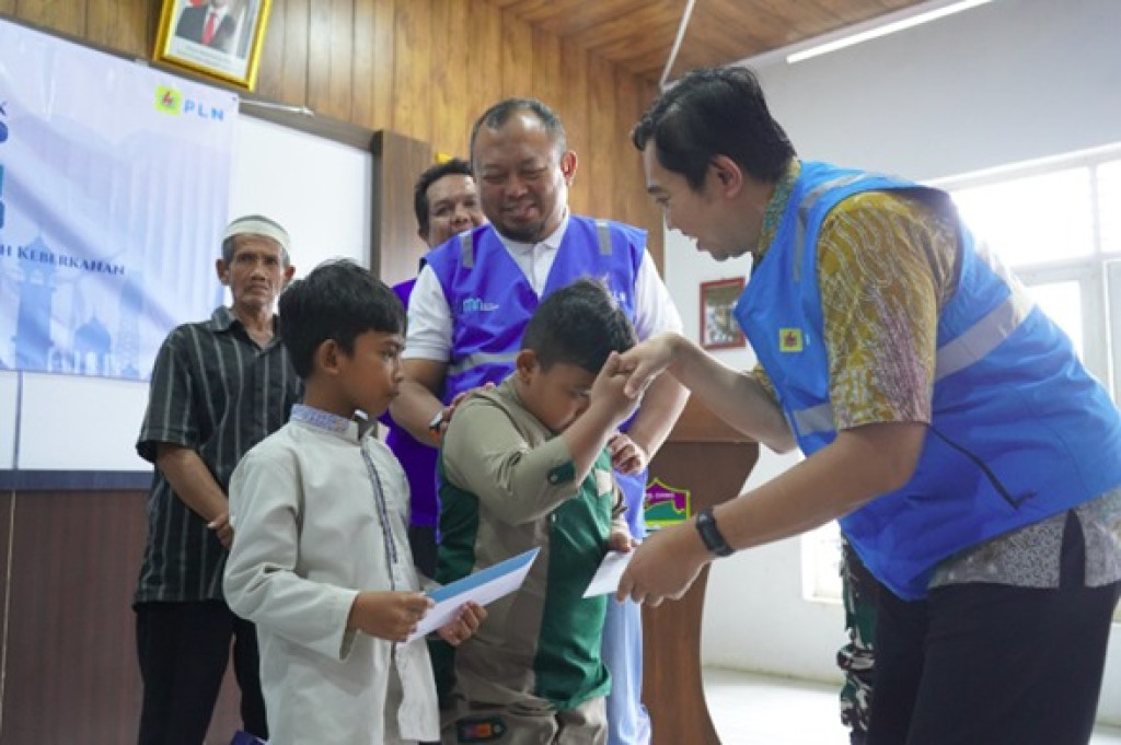 PLN Tasikmalaya Tebar Kepedulian Ramadhan untuk Warga Desa Kertaraharja