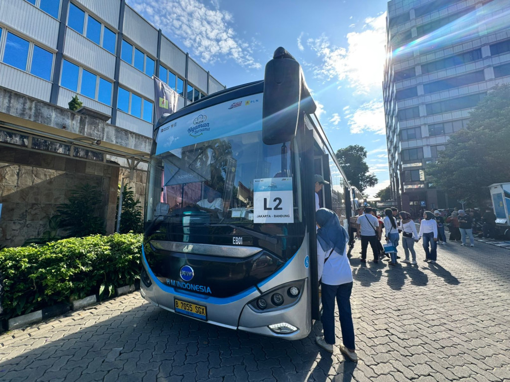 PLN UID Jakarta Raya Lepas 142 Pemudik, Dorong Mudik Aman dengan Bus Listrik dan Layanan Andal