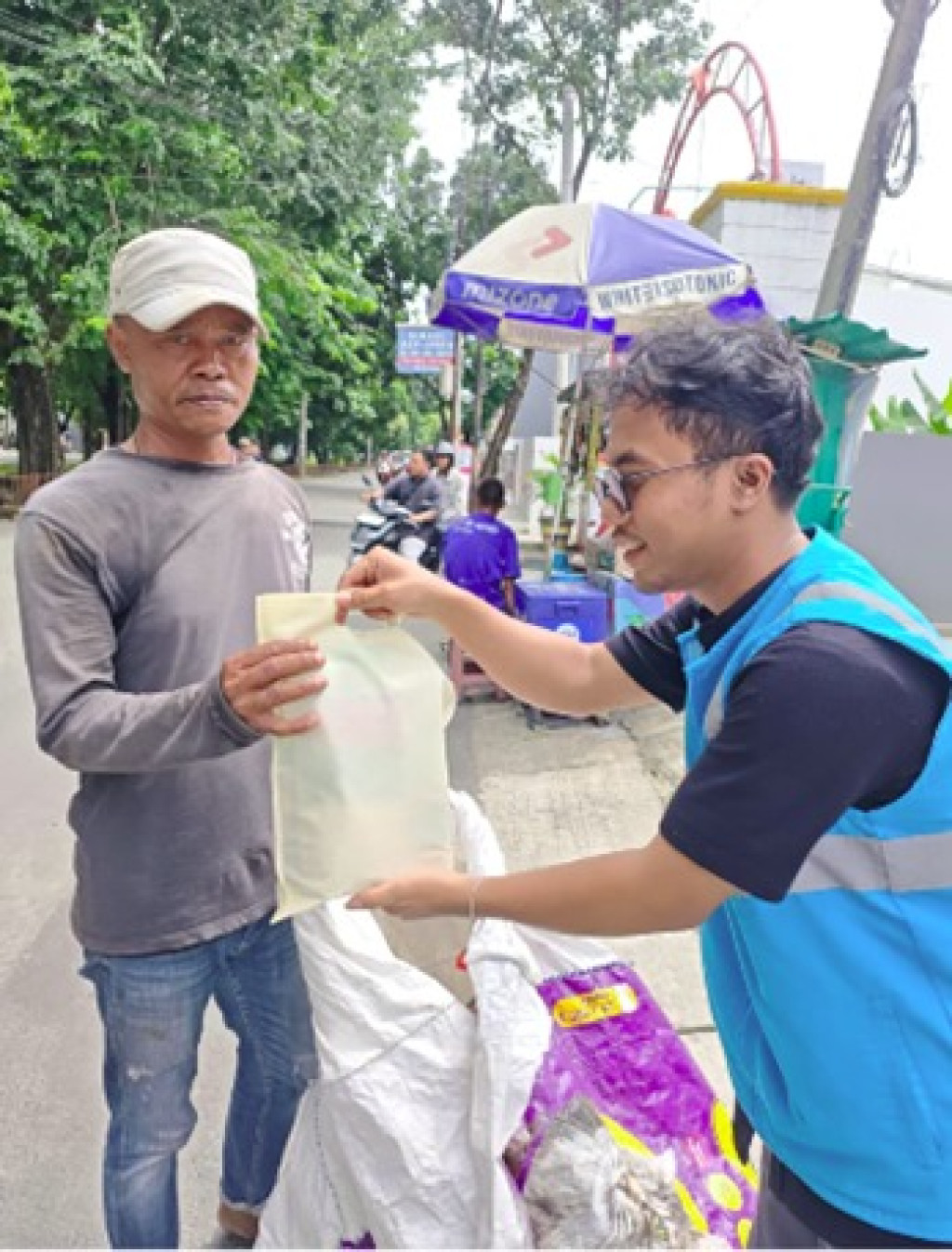 PLN UP3 Bekasi Tebar Kebaikan Ramadan Lewat Jumat Berbagi Saling Menguatkan