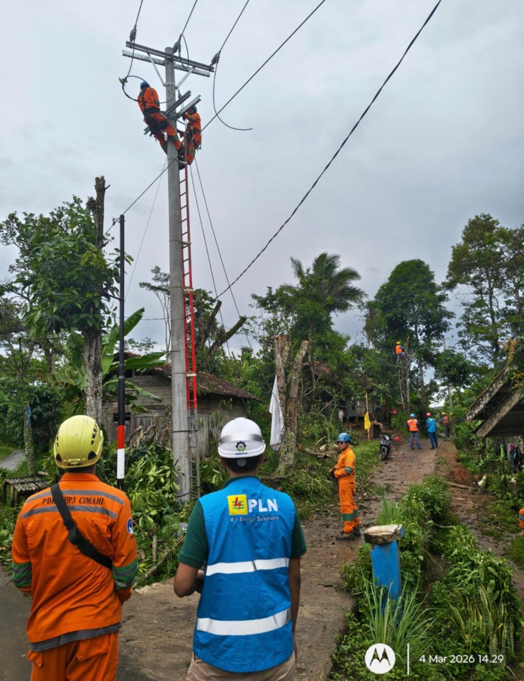 PLN UP3 Cimahi Sambungkan Listrik Desa untuk 41 Pelanggan di Bandung Barat di Bulan Ramadan