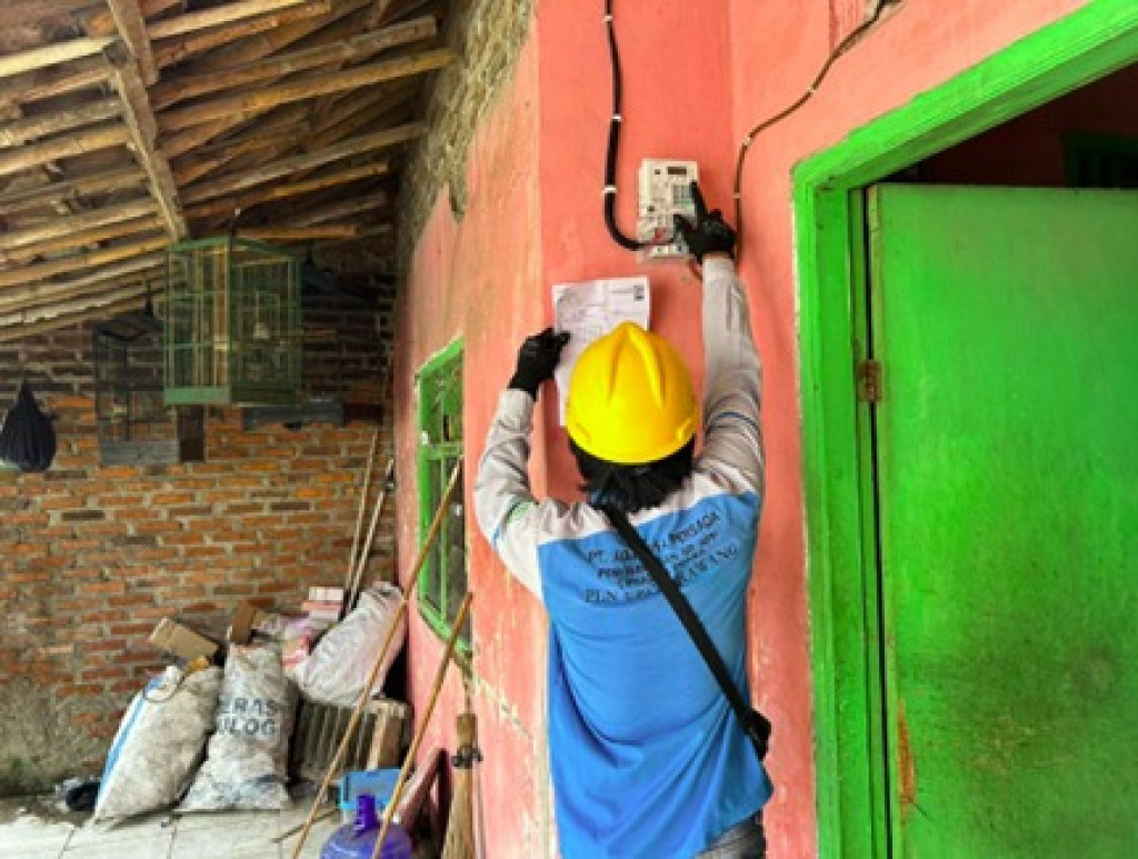 PLN UP3 Karawang Nyalakan 10 Sambungan Listrik Baru Lewat Light Up The Dream di Bulan Ramadhan