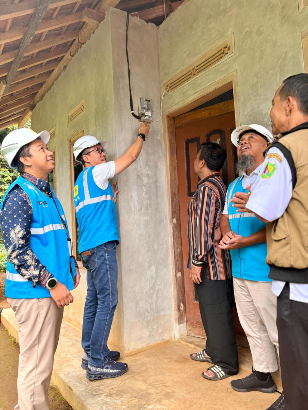 PLN UP3 Majalaya Hadirkan Listrik Gratis untuk Warga Cimaung dalam Program Light Up The Dream