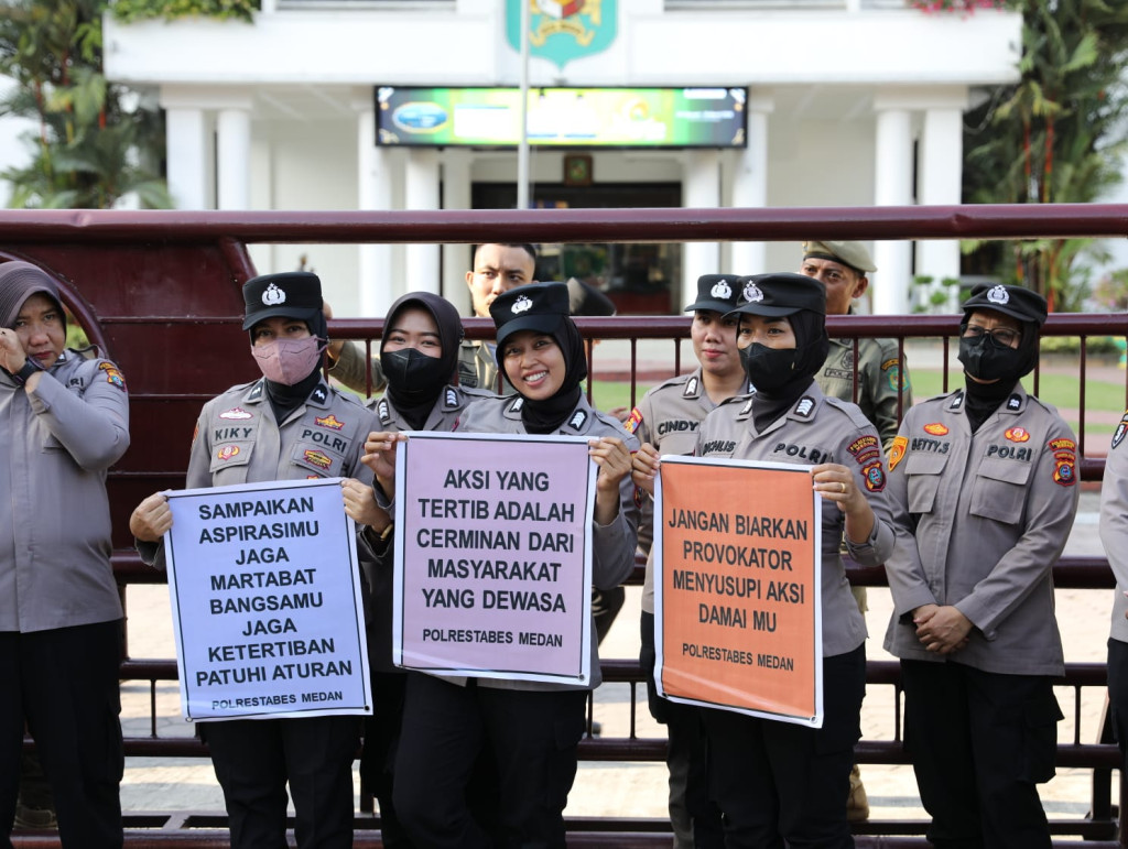 Polwan Tampil Humanis di Balai Kota Medan, Dari Poster Damai Hingga Aksi Pungut Sampah