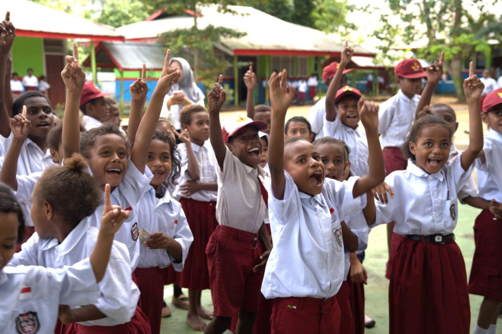 Program “Cahaya Kebahagiaan” Danantara dan PLN Jangkau Ribuan Pelajar di Kalbar, Sultra, dan Papua Selatan