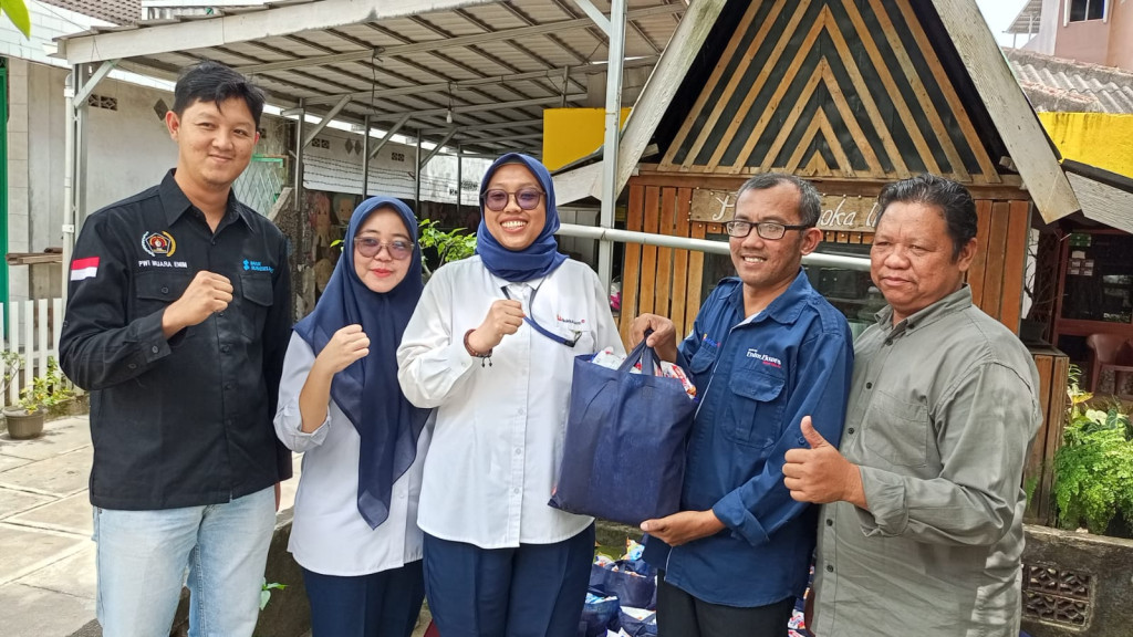 PTBA Berbagi di Usia Ke-45, PWI Muara Enim Terima Paket Sembako Ramadan
