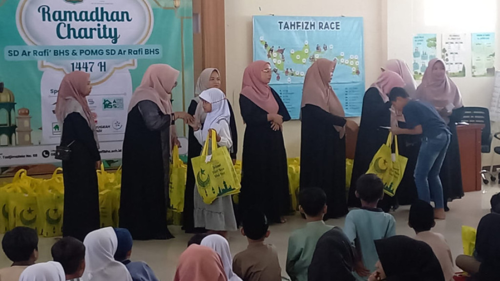 Ramadhan Charity SD Ar Rafi’ BHS, Puluhan Anak Yatim Kotakaler Terima Santunan