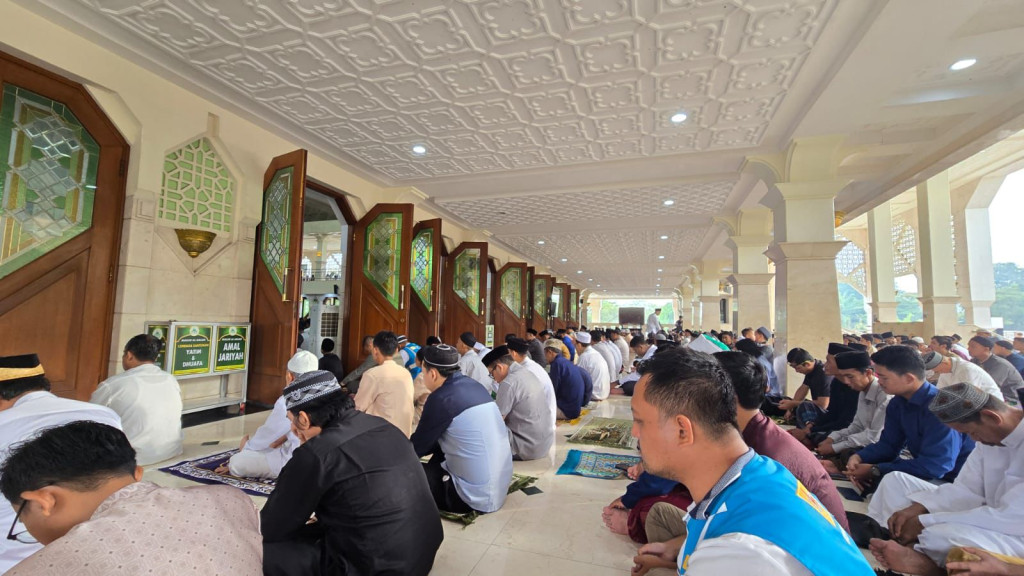 Salat Idulfitri di Masjid Agung Al Amjad Berjalan Lancar, Bupati Tangerang Apresiasi Kesiapan PLN