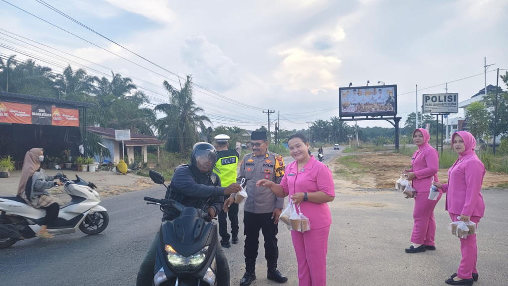 Sapa Pengguna Jalan, Polres Labusel Bagikan Seratus Paket Takjil di Jalinsum Kota Pinang