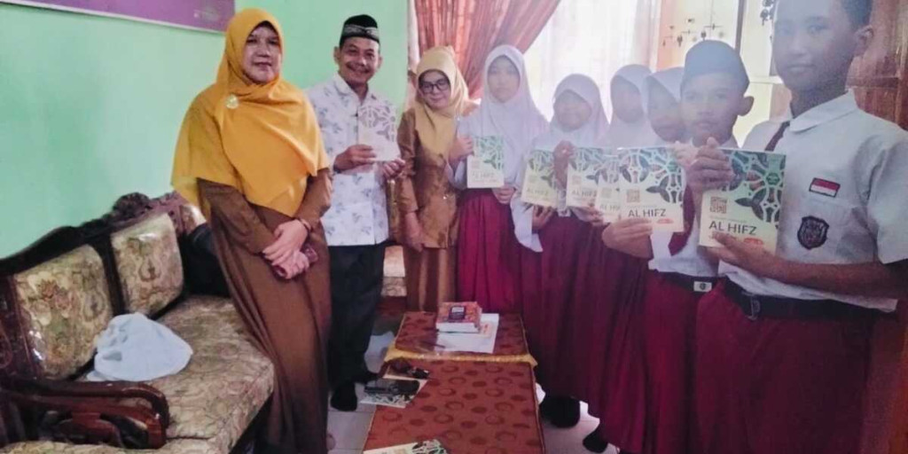 SDN 13 Muara Enim Berikan Mushaf Al-Qur’an kepada 15 Kader Tutor Sebaya