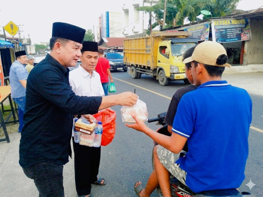 Sejukkan Ramadan, Satresnarkoba Polres Labusel Bagikan Takjil Sambil Tebar Pesan Anti-Narkoba
