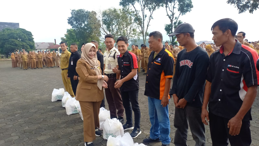 Sekda Sumedang Serahkan Bantuan Sembako bagi PPPK Paruh Waktu, Satpam dan OB di Lingkup PPS