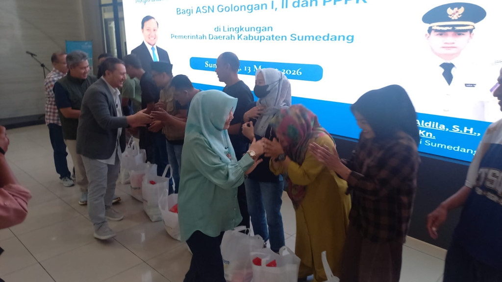 Sekda Sumedang Serahkan Simbolis Bantuan 130 Paket Sembako dari PT Taspen Bandung