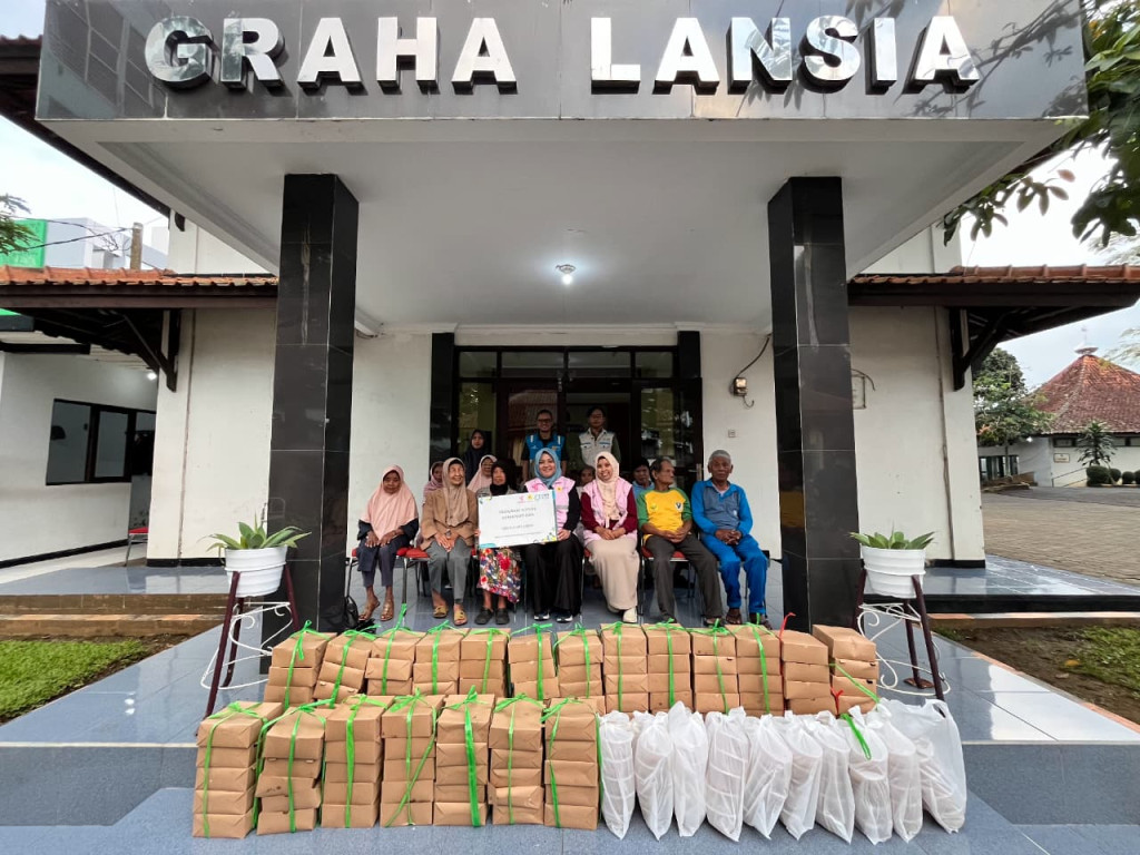 Semangat Ramadan, YBM PLN Garut Beri Bingkisan Kepada Tukang Becak