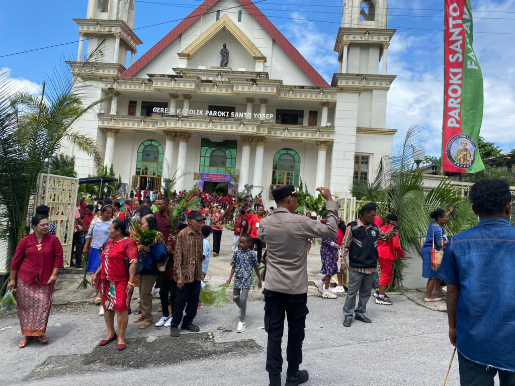 Sinergitas TNI–Polri Jaga Fakfak Kondusif, Ibadah Minggu Palem Berlangsung Aman dan Khidmat