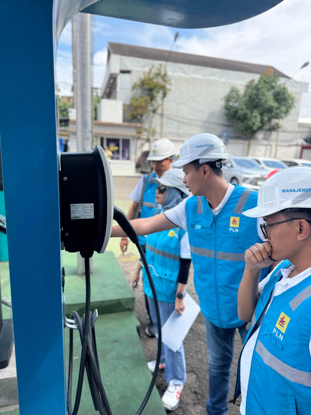 SPKLU Siap Dukung Perjalanan Lebaran, PLN UP3 Cimahi Pastikan Kesiapan Infrastruktur Listrik