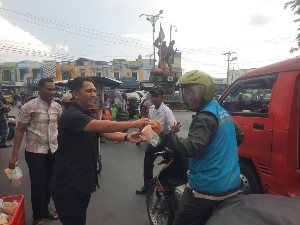 SPPG Se-Padangsidimpuan Salurkan Ratusan Paket Takjil untuk Abang Becak dan Pengguna Jalan