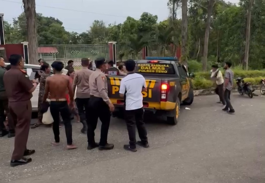 Temenggung Rimbo Bujang Kabur Usai Sidang, Keluarga Serang Petugas