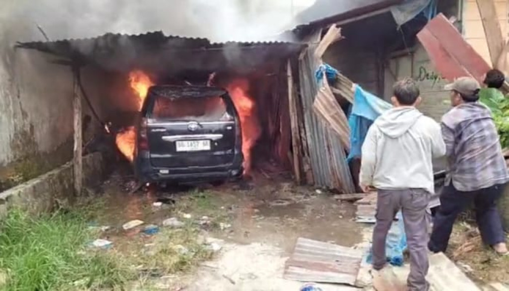 Terbakar di Kelurahan Pasar Siborong-borong Sebuah mobil Toyota Avanza hitam BB 7657