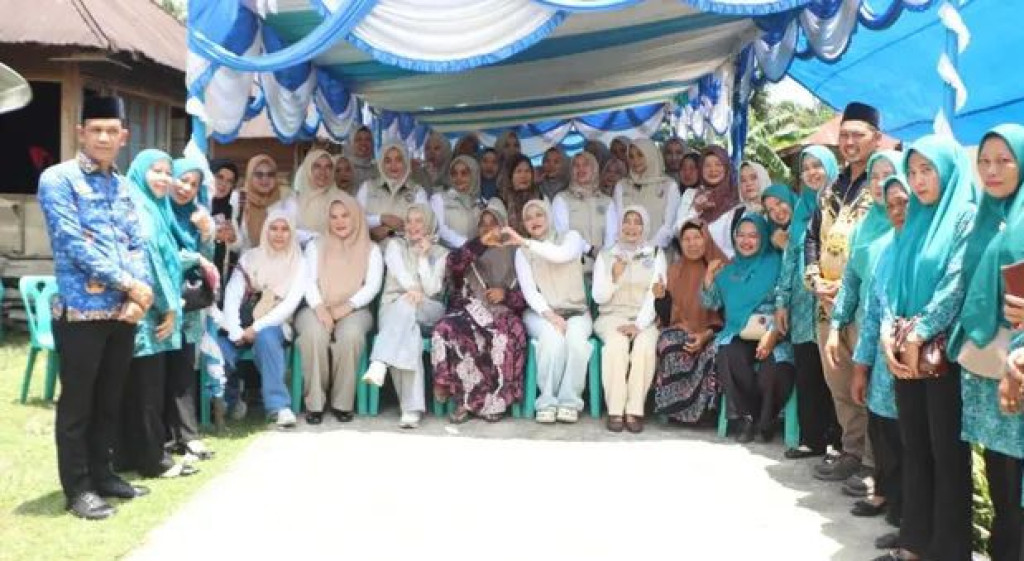 Tim Penggerak PKK Paluta Memberikan Bantuan Kepada Masyarakat di Desa Bara.