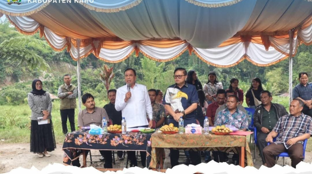 Tingkatkan Ketahanan Pangan, Bupati Karo Tabur Benih Ikan Nila di Embung Desa Talimbaru