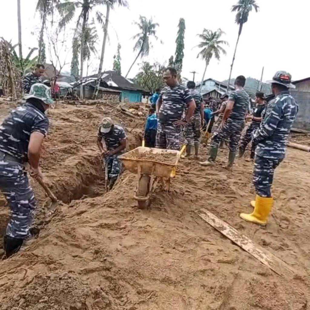 TNI AL dan Taruna KKP Gelar Aksi Bersihkan Jalur Warga di Onan Tukka Pasca Banjir