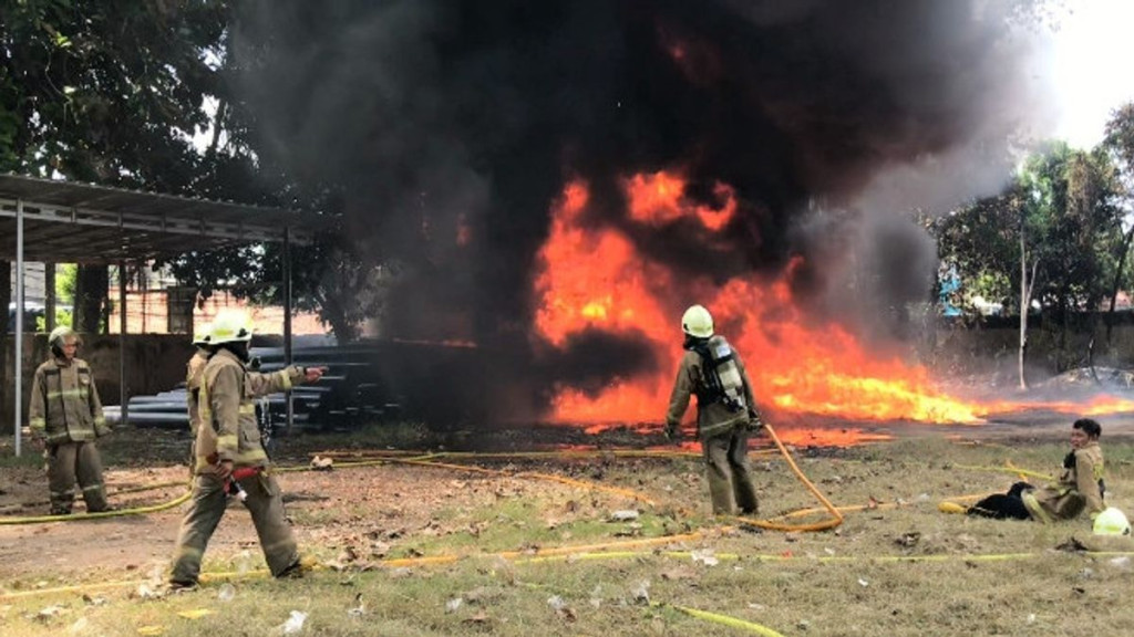 Tumpukan Pipa PDAM di Lahan Kosong Terbakar, Diduga Karena Suhu Cuaca Panas