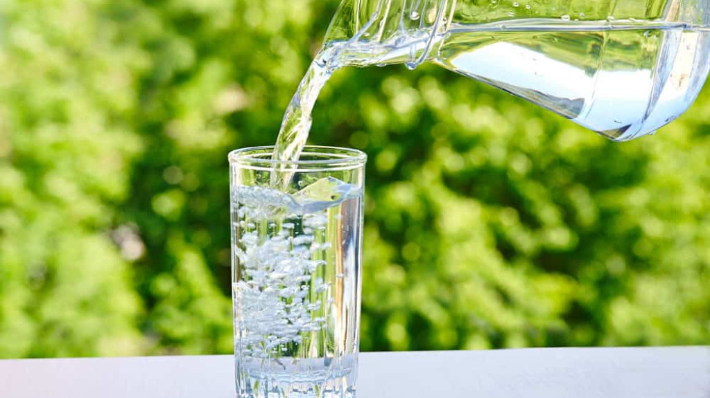 Viral Minum Air Hangat Sebelum Tidur Bikin Ginjal Sehat? Ahli  Beberkan Faktanya