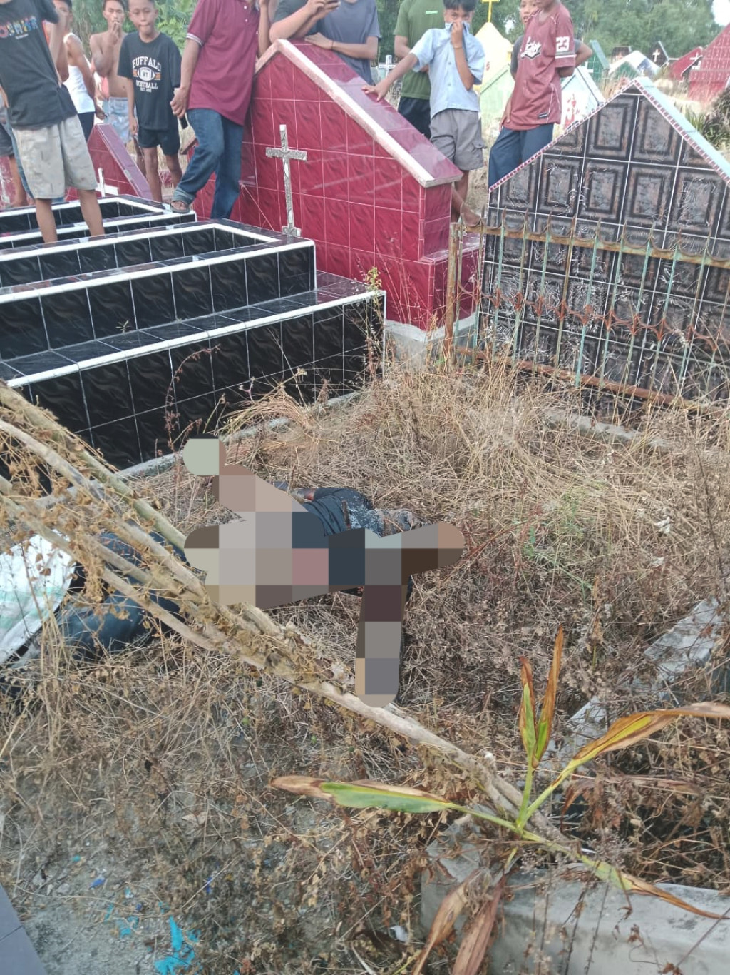 Viral ! Warga Dosin Digemparkan penemuan mayat seorang pria di makam