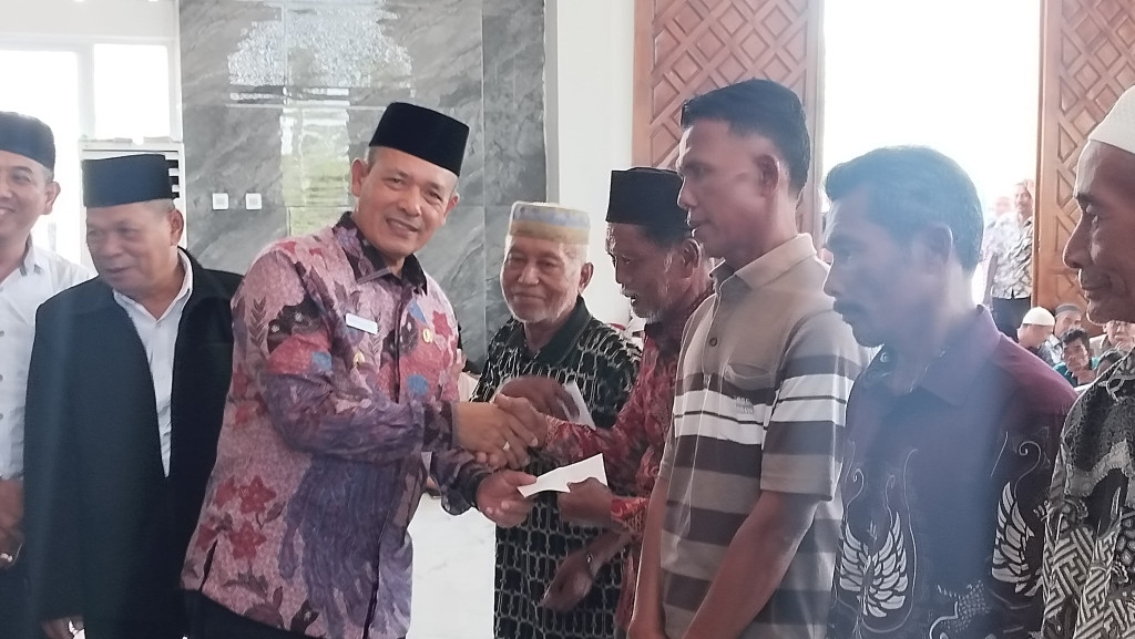 Wabup Mahmud Efendi Salurkan Zakat ASN dan Donatur Kepada Fakir Miskin Hingga Fisabilillah