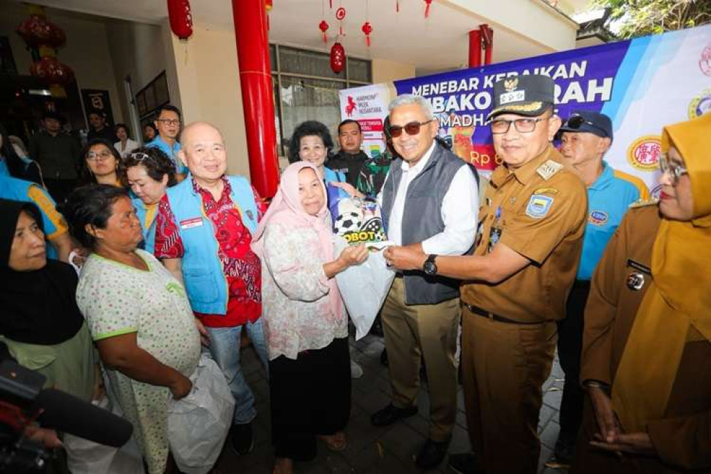 Wali Kota Bandung Salurkan 12.000 Paket Sembako dan Awasi Gudang Pangan Selama Ramadan