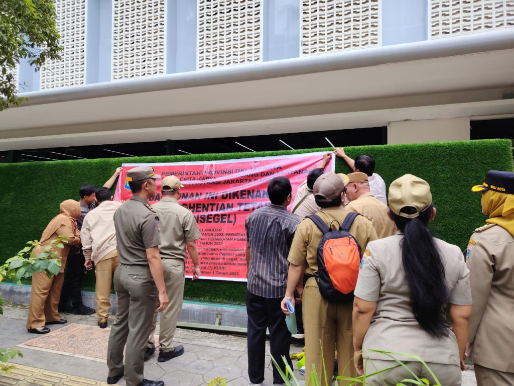Wali Kota Jakbar Turun Langsung Segel Gedung Padel MMT di Kembangan
