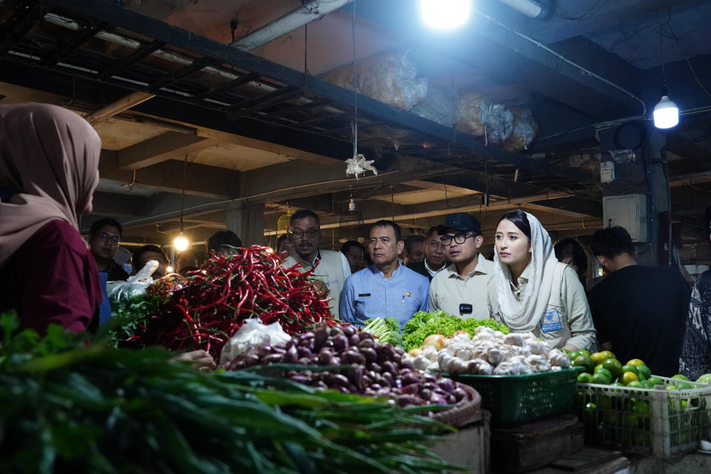 Wamendag Roro Tinjau Harga Bapok di Pasar Ciputat, Pasokan Dinilai Aman Jelang Lebaran