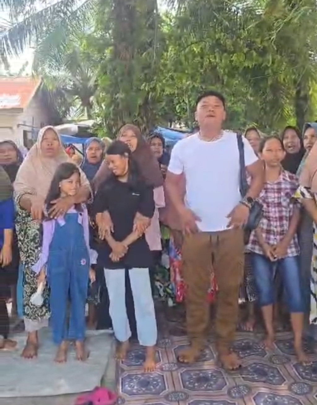 Warga  Huta I Dan Huta II Nagori Perdagangan II Mohon Gubsu Bobby Pasang Bronjong di Aliran Sungai Bahbolon